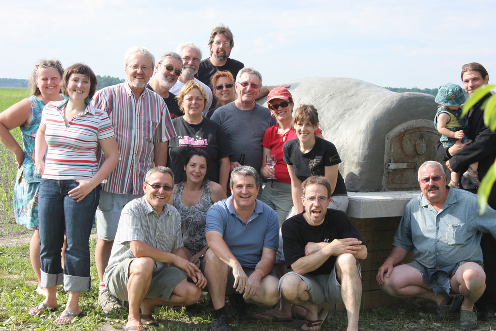 Participants autour d’un four à pain