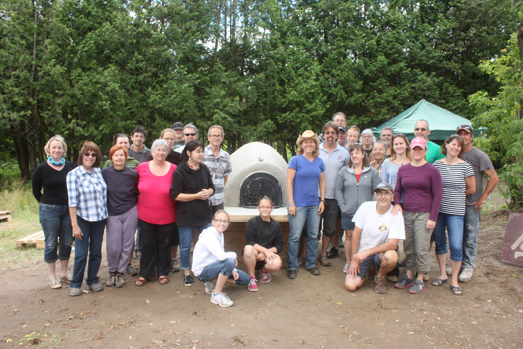 Participants à un atelier de construction de four à pain