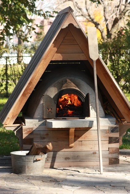 Artisan au travail sur un four à pain