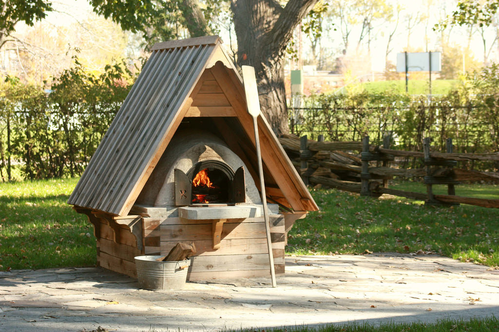 Four à pain construit dans un jardin