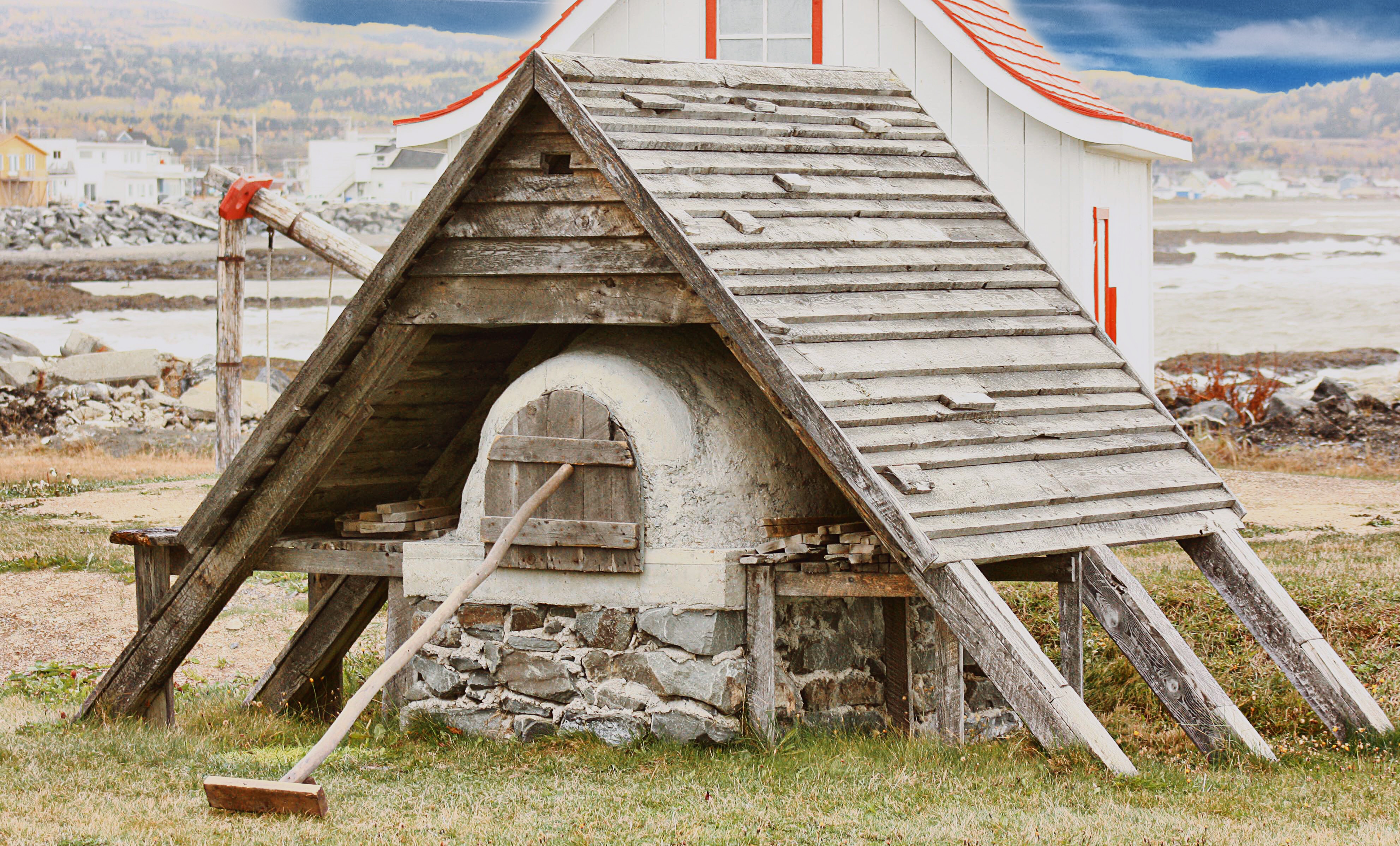 Four à pain construit dans un jardin