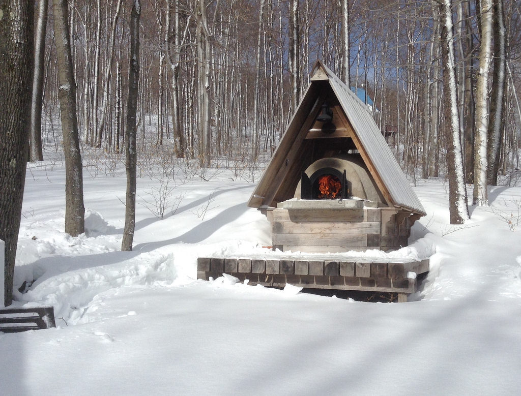 Four à pain construit dans un jardin
