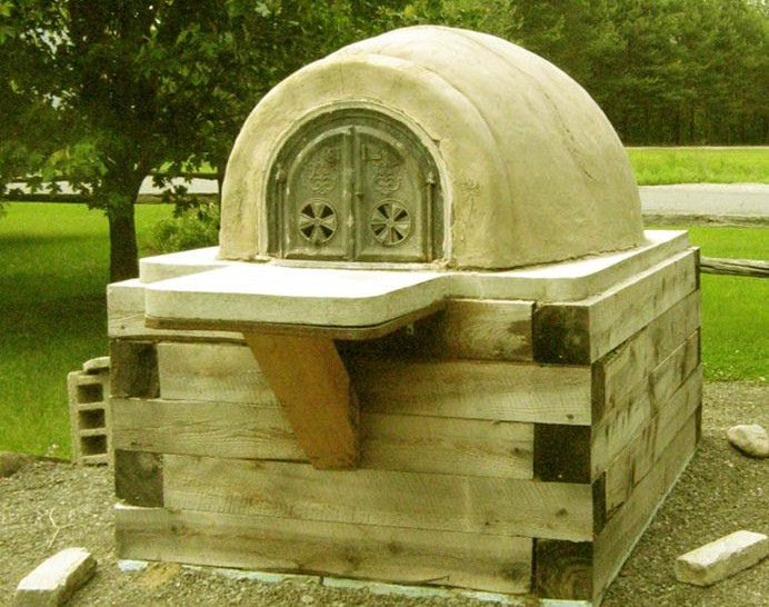 Four à pain construit dans un jardin