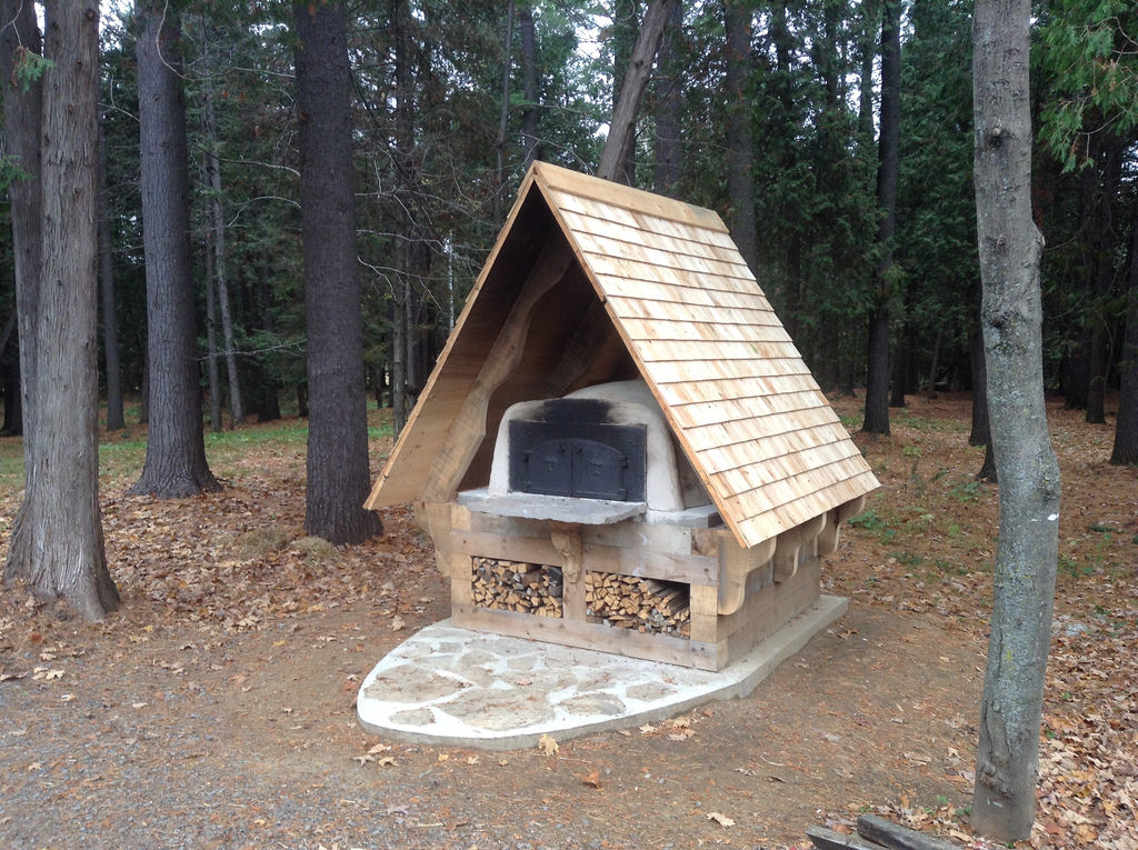 Four à pain construit dans un jardin