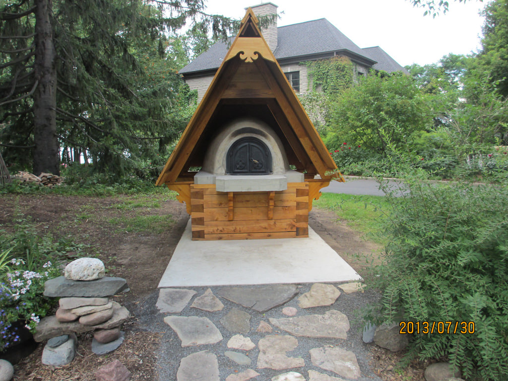 Four à pain construit dans un jardin