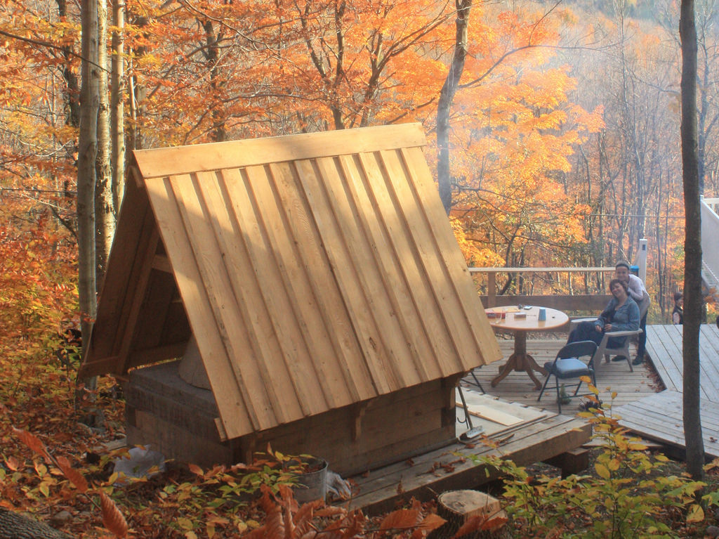 Four à pain construit dans un jardin