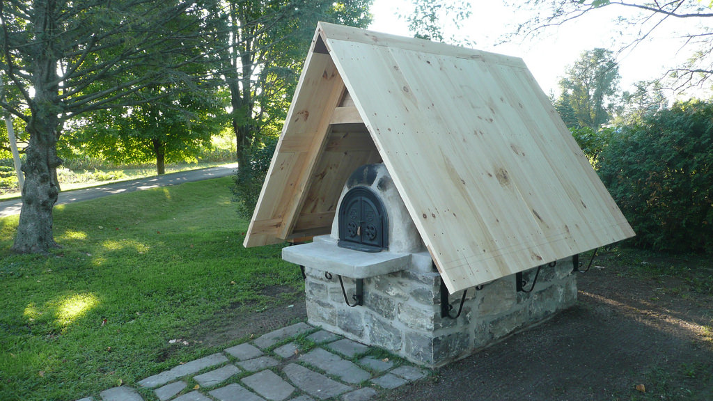 Four à pain construit dans un jardin