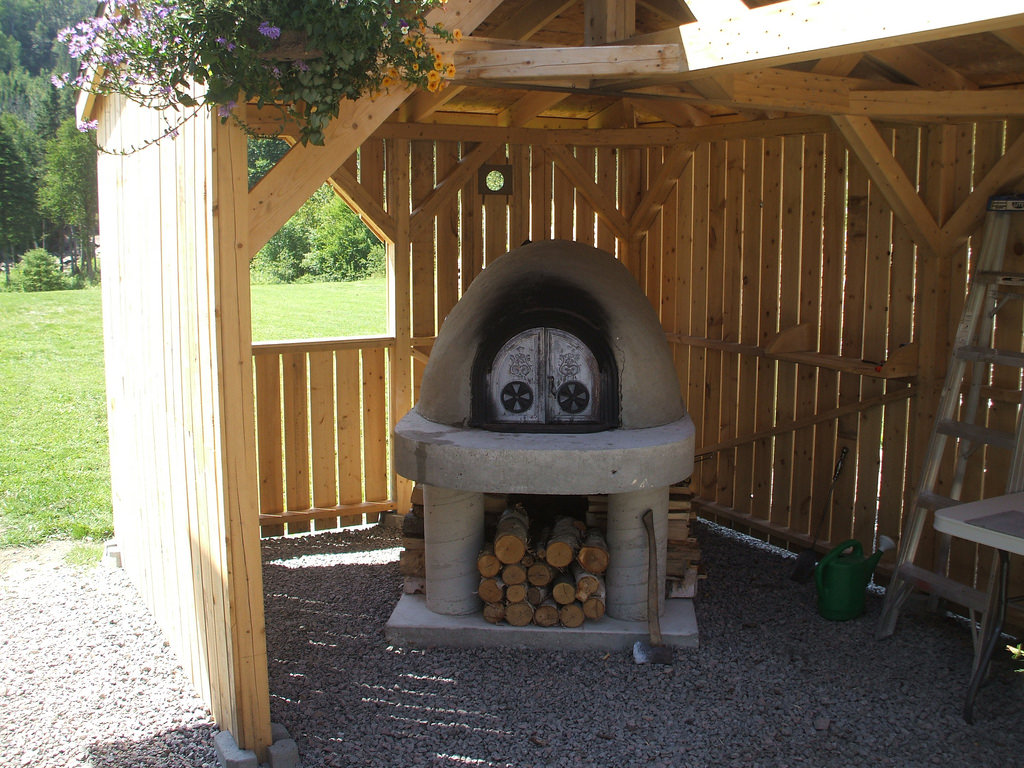 Four à pain construit dans un jardin