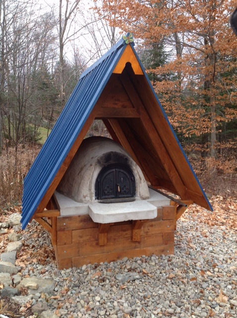 Four à pain construit dans un jardin